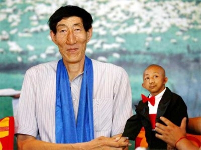 World's Tallest Man Meets World's Smallest Man